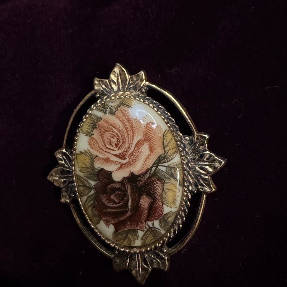 Sarah Coventry Floral Brooch - Gold and Cream